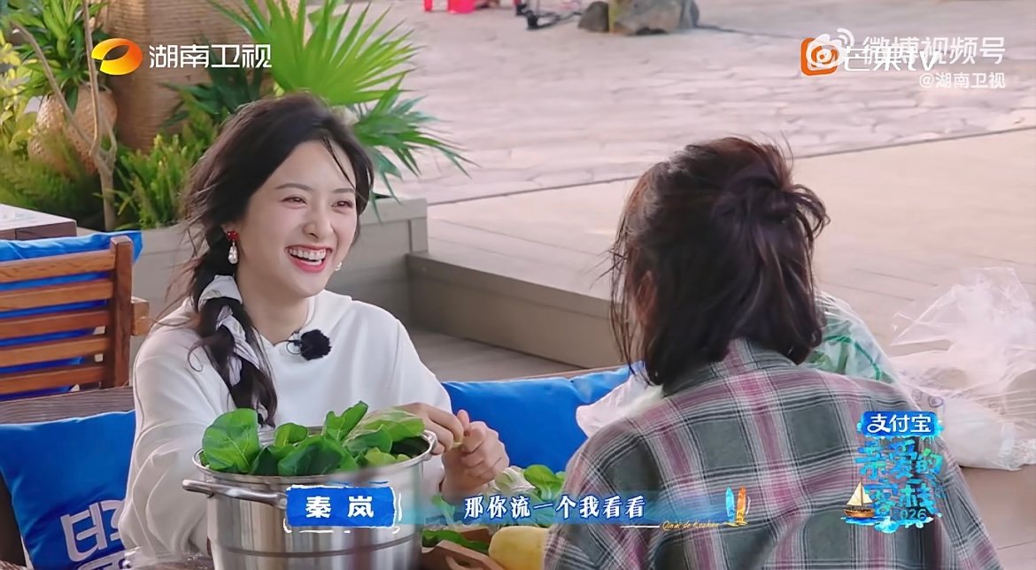 秦岚沈月择菜有请回答1988那味了 看着秦岚和沈月安静择菜的样子，岁月静好又治愈