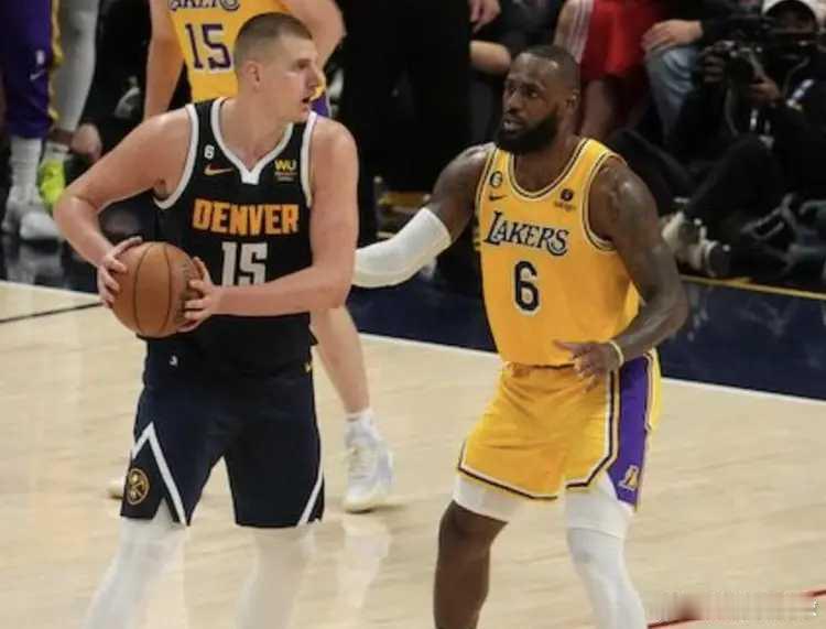 12月25日美媒《露天看台》评选出了本世纪最佳阵容、最佳教练等荣誉。最佳一阵：库