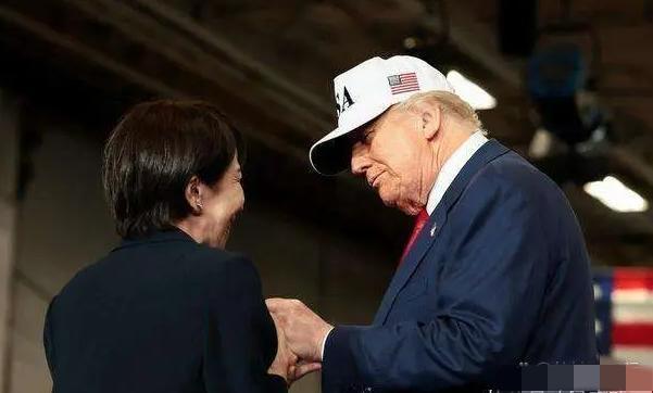 高市访美送大礼，不送军舰送樱花，整整二百五，数字真“吉利”。这招堪称神走位，拿盆