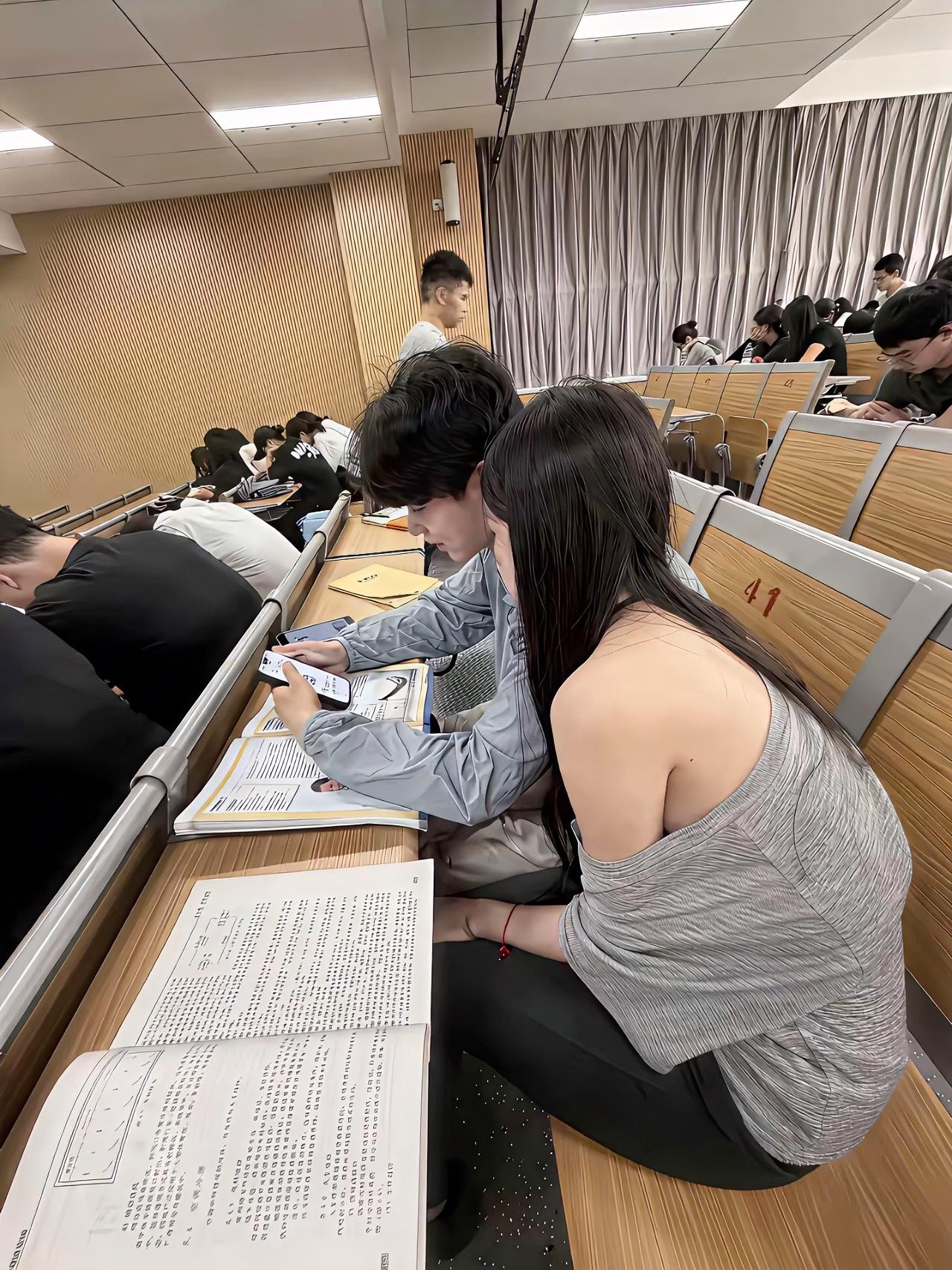 大学生的穿着打扮也太前卫了吧！