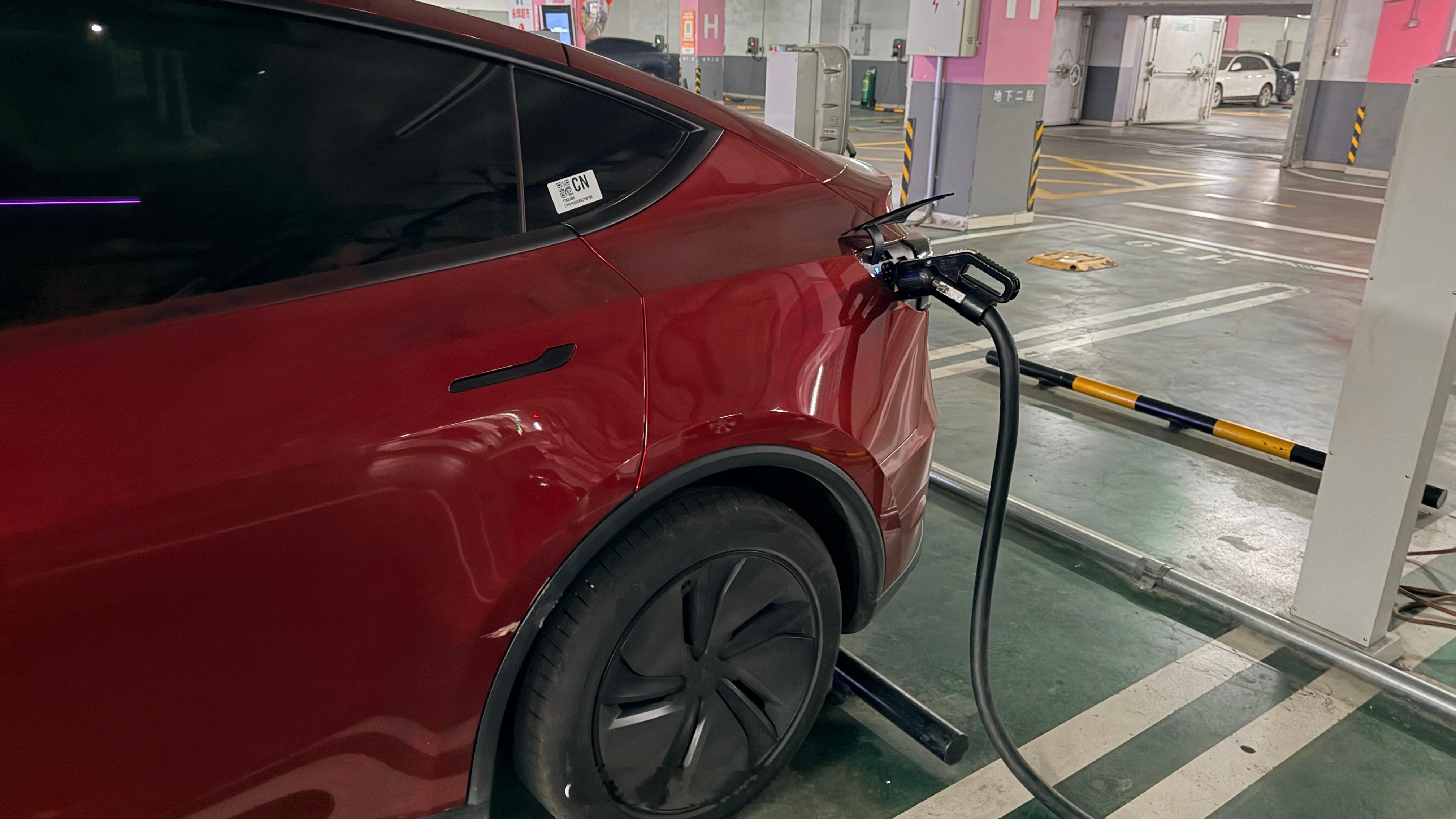 现在的充电桩 很多都能插上直接充了 不用扫码不用点击确认 默认上一次连接过的方式