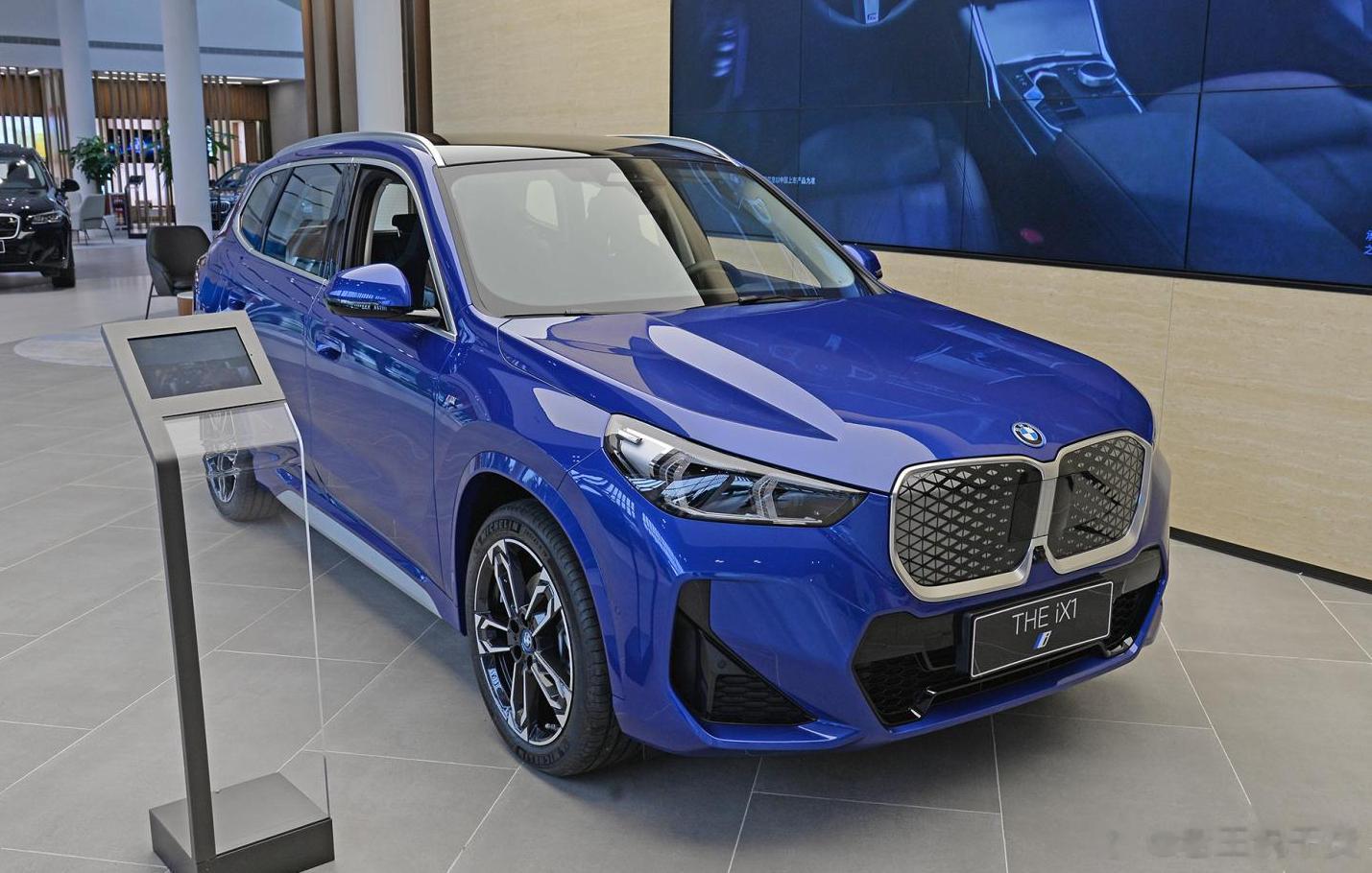 华晨宝马iX1 xDrive30L实车到店，展车为蓝色，与此前公布的申报图上的车