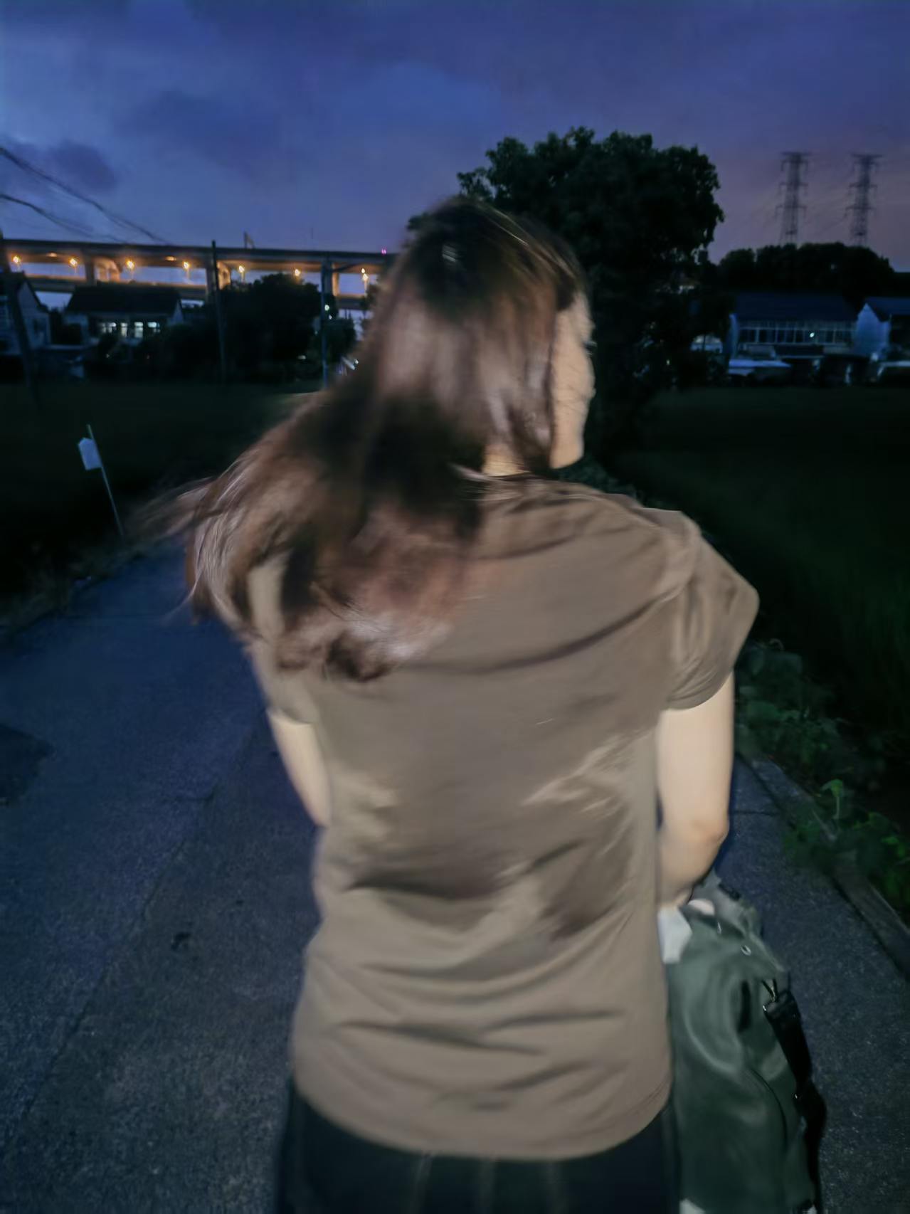 我勒个拍得满背汗平逸近人