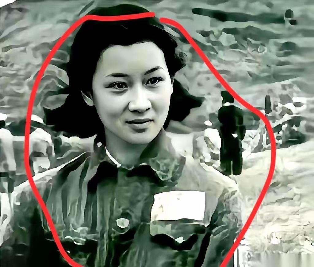 黄富群这个名字，很多人可能不熟。

她被捕时，敌人没急着审，而是先把她丈夫沈邦翰