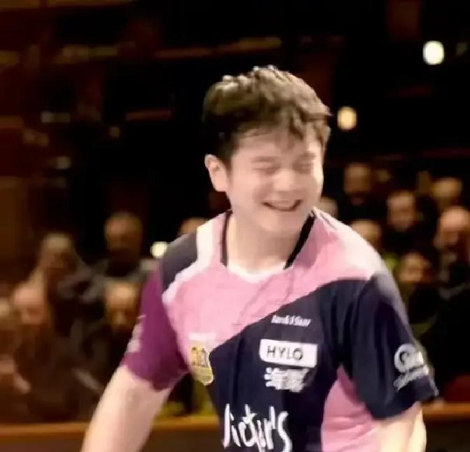 擦网球扑救成功率48%——这个趴在桌边的动作，看着笨拙，却藏着顶尖运动员最残酷的