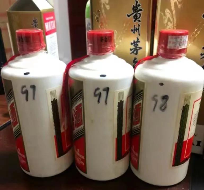 昨天战友打来电话，要卖给我2箱15年的茅台，6瓶装的，一箱才收我10000，这样