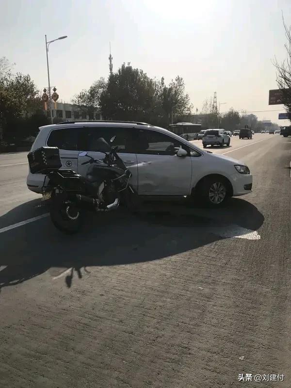 小车刮蹭摩托逃逸 后车停车保护骑手 小车刮蹭摩托后逃逸，后车停车保护骑手，这一冷