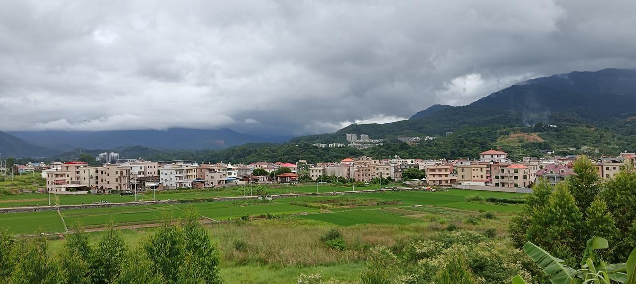 漳州市长泰区林墩——刚刚拍摄的，江都村与半月山温泉小镇的同框相片。此时此刻，整个