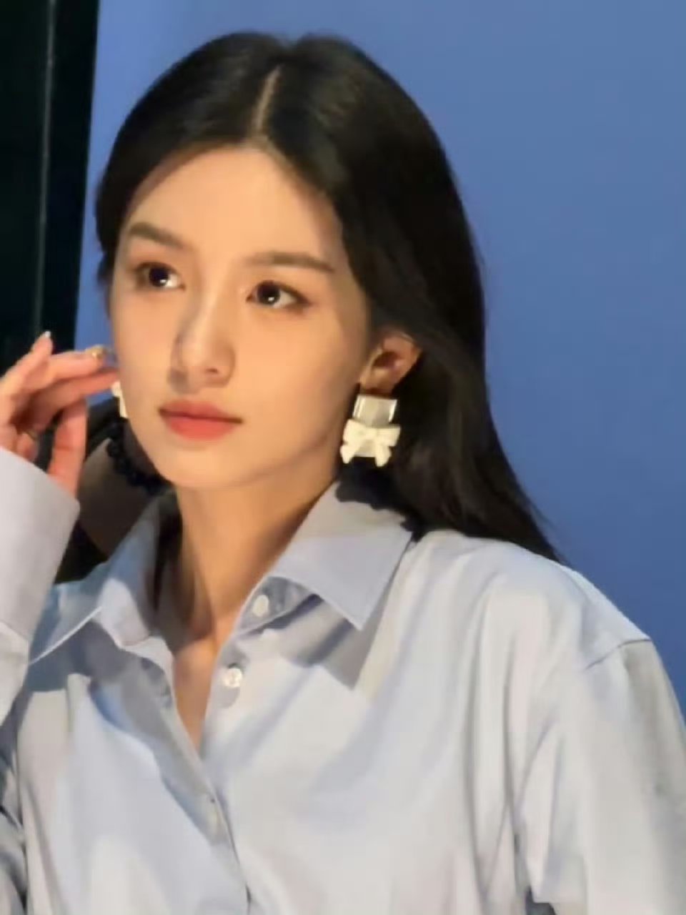周也的耳环比耳朵都大周也骨相好绝 也子真的脸太美了，我都没注意到耳环，话说有这张