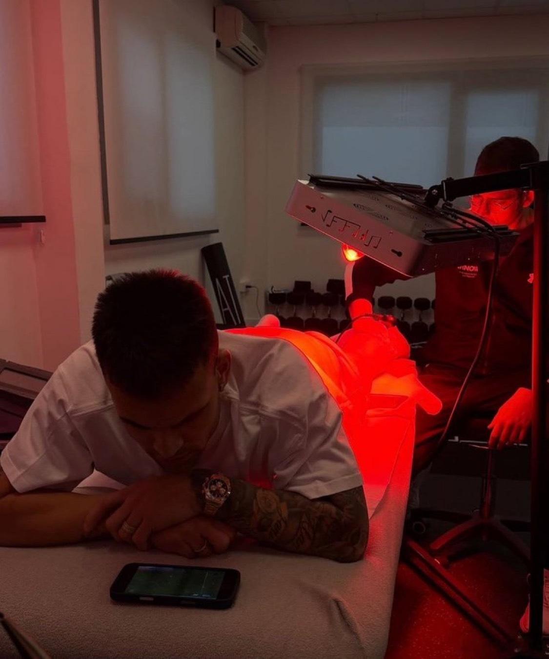 国米队长劳马目前在马德里通过视频关注着球队的比赛 他正在那里接受小腿伤势的治疗莱