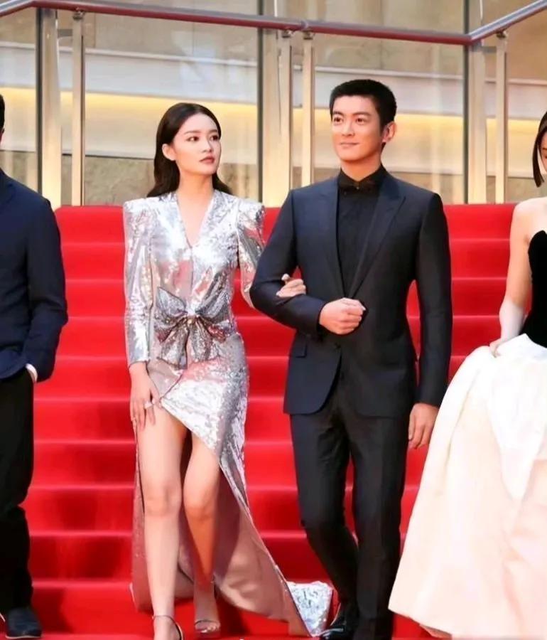李沁手挽着旁边的男士一起走红毯。这张照片真有质感。照片中的李沁颜值绝美，身材一流