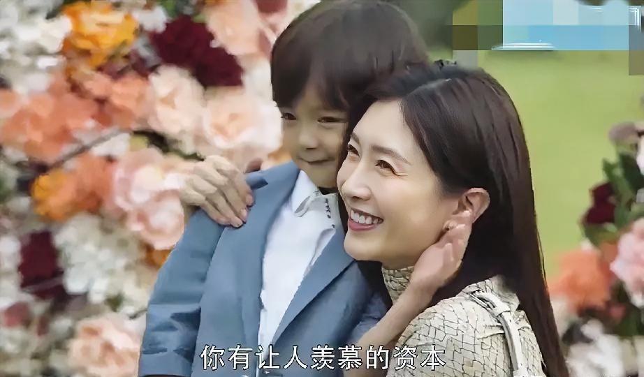 别骂她恋爱脑了。
王漫妮在替我们所有人完成一场危险的“自证”。
月薪1万7，房租