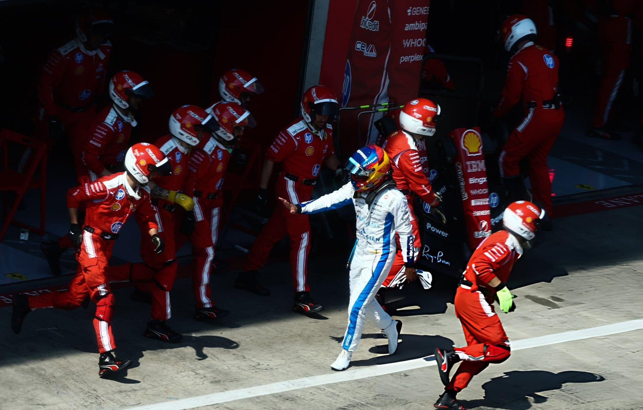 F12026F1奥地利大奖赛 塞恩斯退赛后路过法拉利P房门口的照片 
