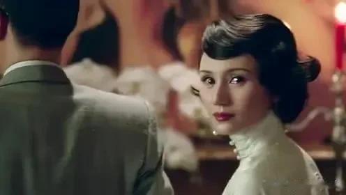 周润发曾说：袁泉简直是个厉害女人。她回头看我一眼，能让人心都碎了，当周润发和袁泉