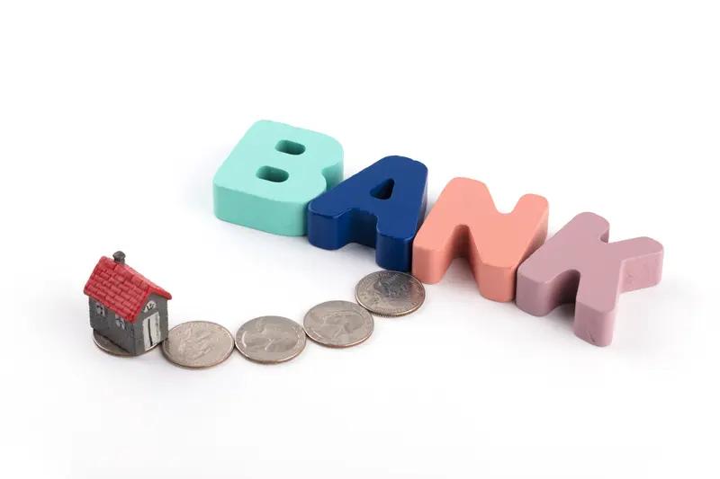 银行下跌，券商探底回升，保险上涨，市场放量过4100点，市场军工系，航天商业都在