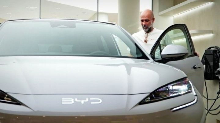 曼城主教练瓜迪奥拉喜提海狮07 EV啦，嘿嘿，海狮07 EV在香港和海外可是明星