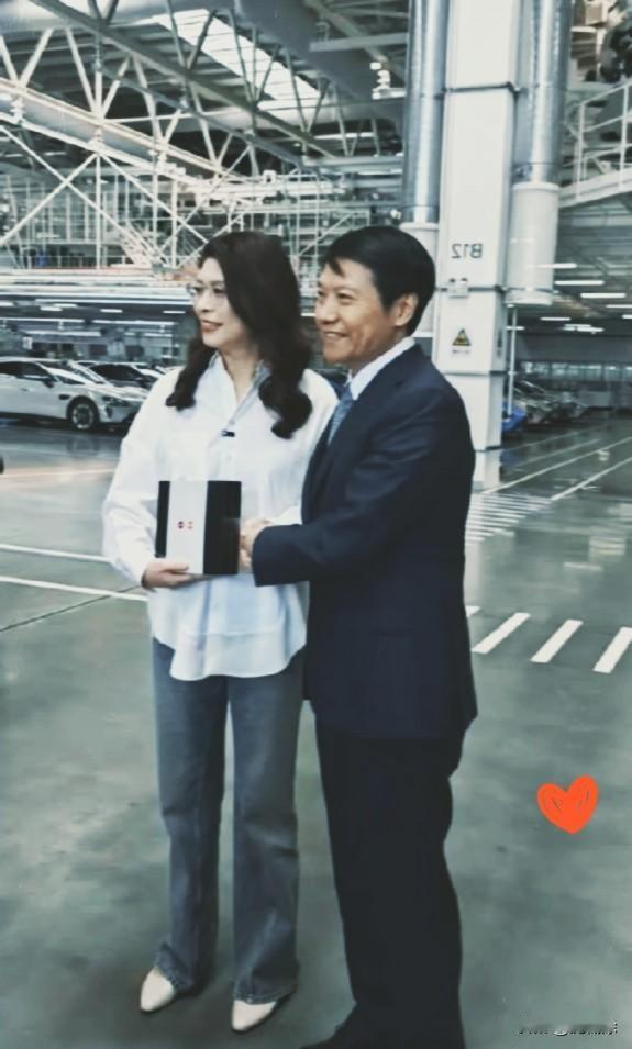 我觉得雷军这人是真不简单，商业嗅觉太灵敏了。

这不，国民党前民代郑丽文去他们汽