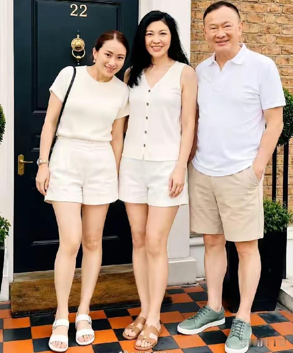 泰国这张照片，一家三人都当过总理。
在世界上也算奇迹了，一门三杰泰国政体