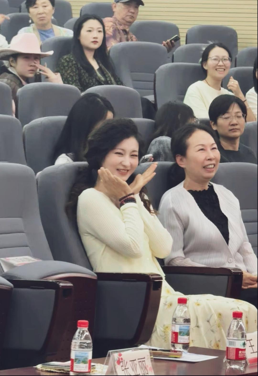 斓曦现身中华女子学院
参加活动。
她穿着米白色针织开衫搭配印花半身裙，梳着双马尾