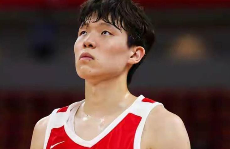 国际篮联世界杯预选赛，中国队对阵日本队的比赛中，出现了非常奇葩一幕。第三节比赛还