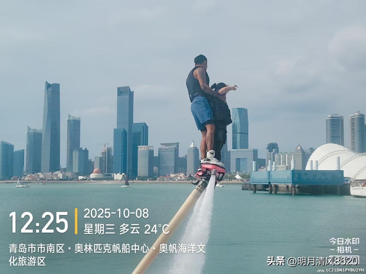 水上飞人

在青岛奥林匹克中心旅游度假区，有一个旅游景点摩托艇码头，里面有两个运