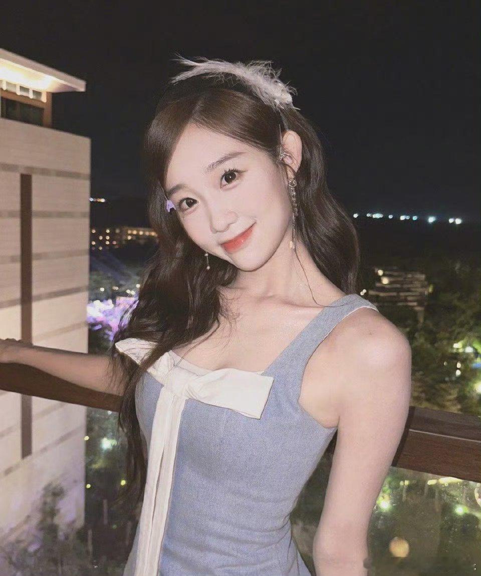 这是把庙会开舞台上了 沉浸式打卡网晚赛博庙会！开场《好运好运接》氛围感拉满，机器