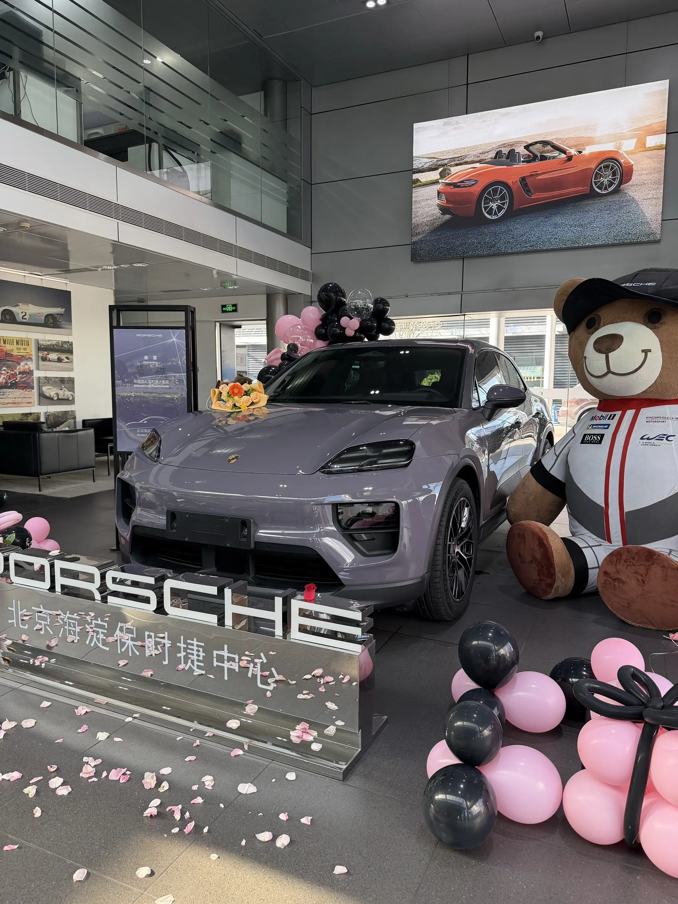 40出自己的保时捷准新车，2025年上牌。实表1万多公里 选配74万...