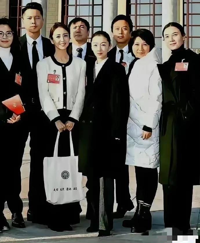 这么看来，周冬雨在一堆明星里头，长得还不算差，挺有那股子气质的！