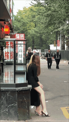 街边发现两个漂亮的小姐姐！👍