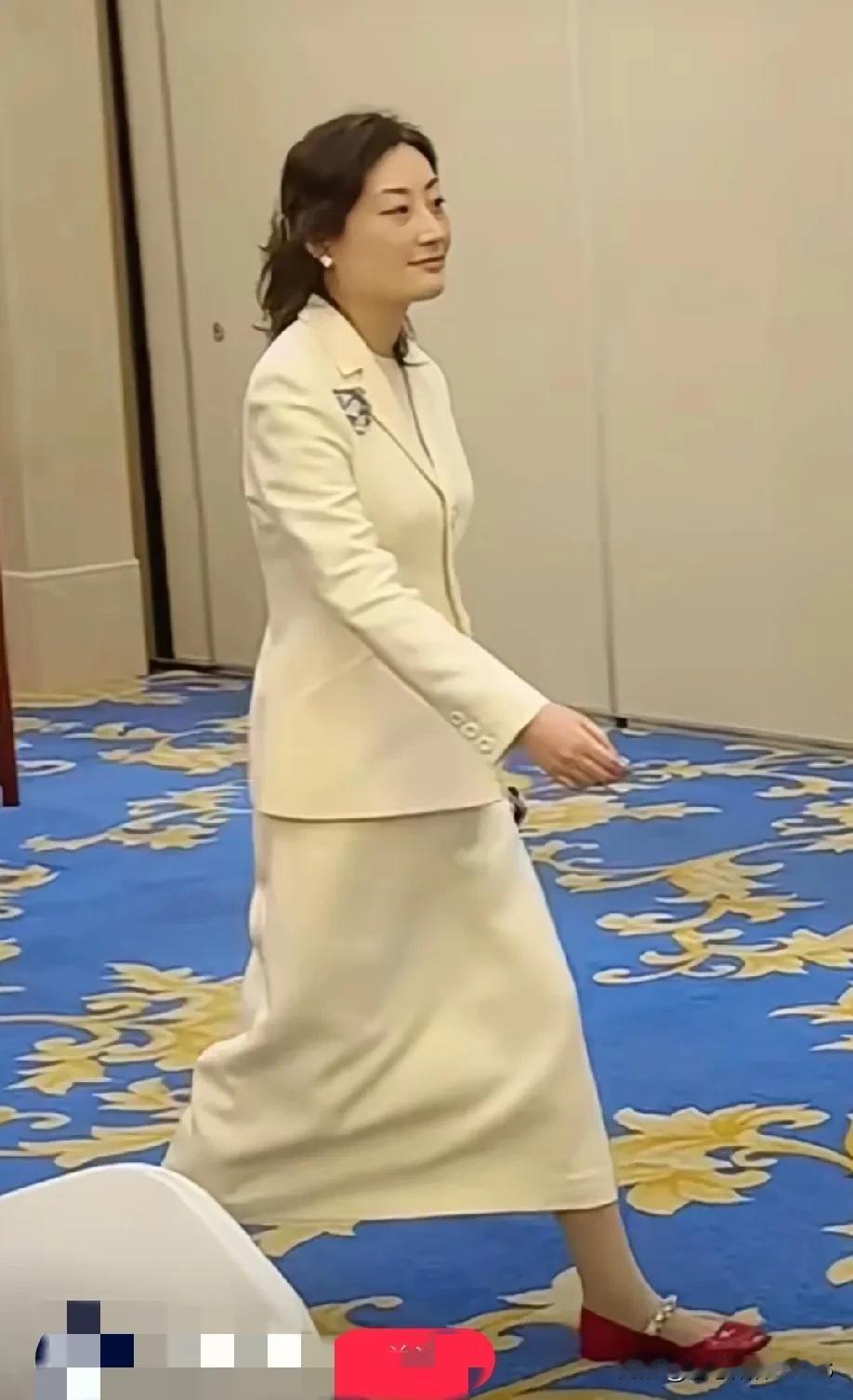 宗馥莉和宗老太长得真像啊！可惜啊，如果她一直不结婚没孩子，老了可就没人继承家业了