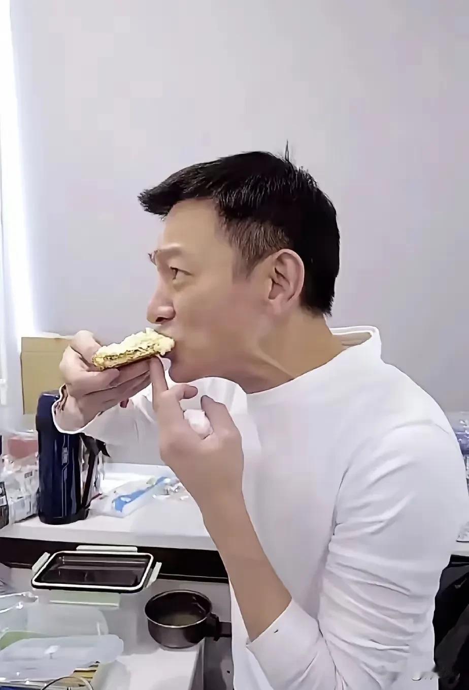 刘德华这么的有钱，吃的却还没有我好，而且他都六十岁左右的人了，还要保持身材，看来