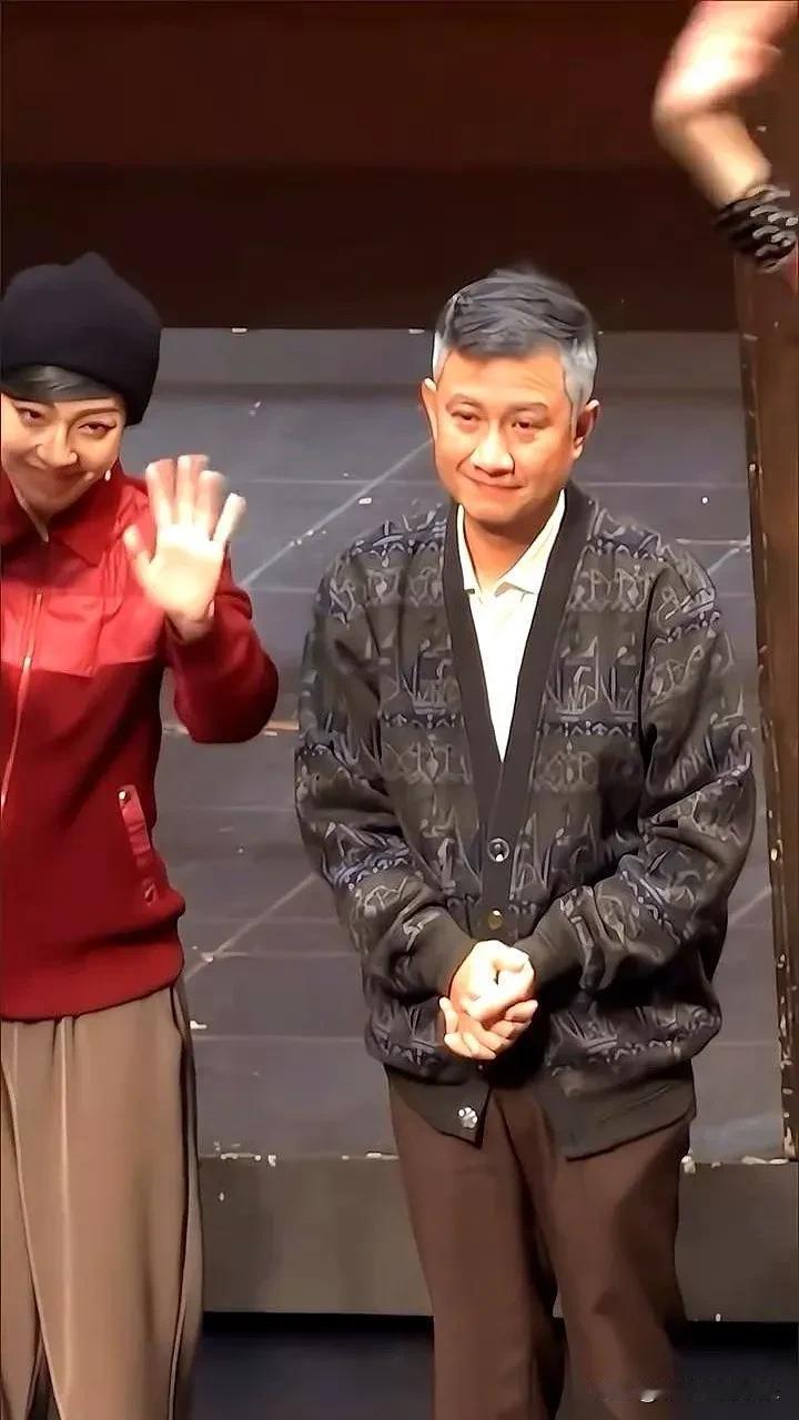 文章当年到底有多狂？卓伟蹲守八个月也要拍他黑料，把他拉下神坛。

他错把平台当本