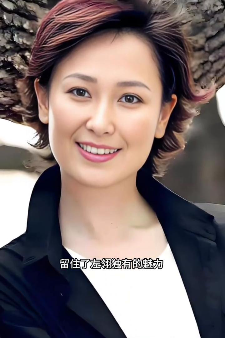 九十年代的镜头留住了左翎独有的魅力，笑眼弯弯满是干净鲜活的灵气，表演浑然天成，温