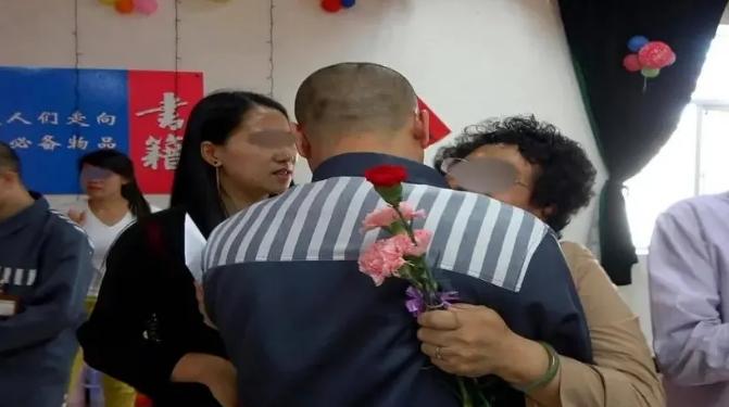 2019年，云南小伙第六次入狱后，不禁引起了狱警的注意，狱警疑惑地问小伙子：“1