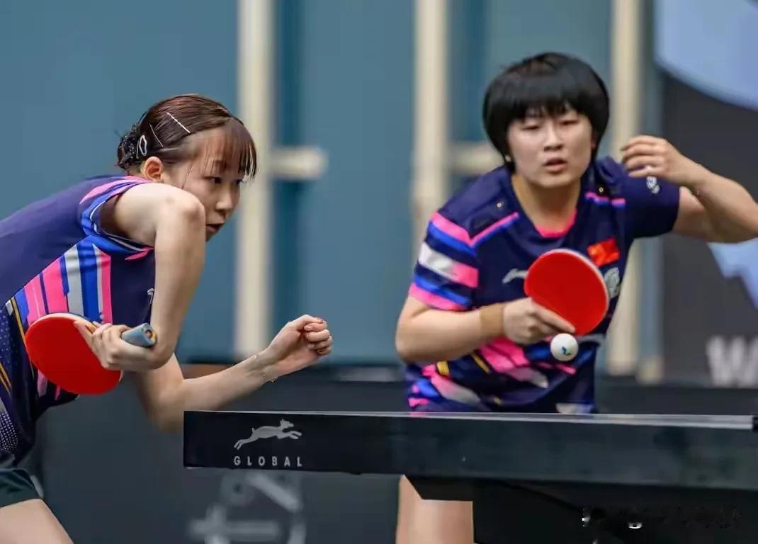 WTT常规赛挑战赛马斯喀特站女双半决赛，两对国乒组合一胜一负，覃予萱/纵歌曼击败