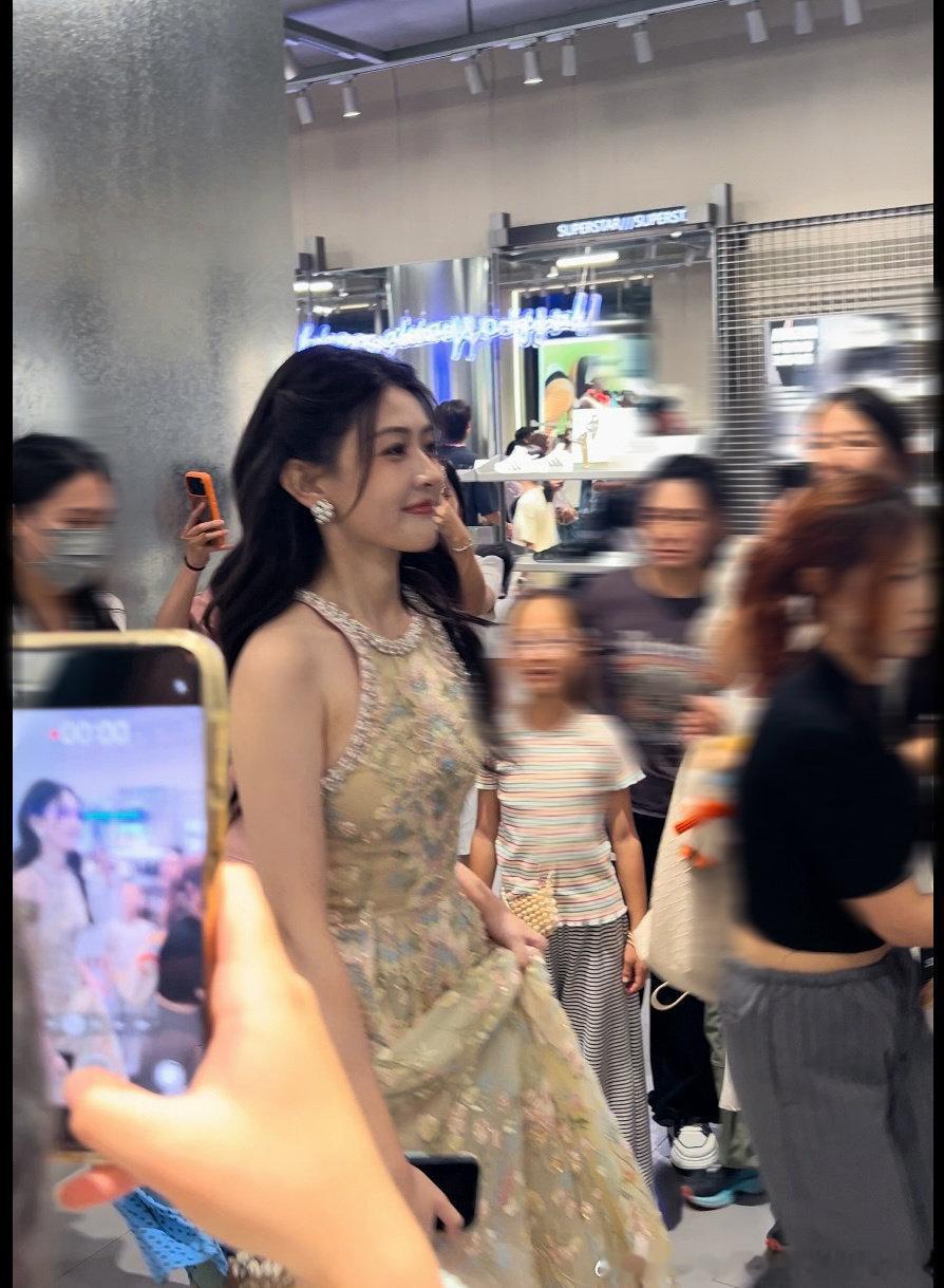 厦门偶遇王丽坤梁洁高伟光三位演员亮相厦门启动仪式，高伟光西装俊朗，王丽坤与梁洁长