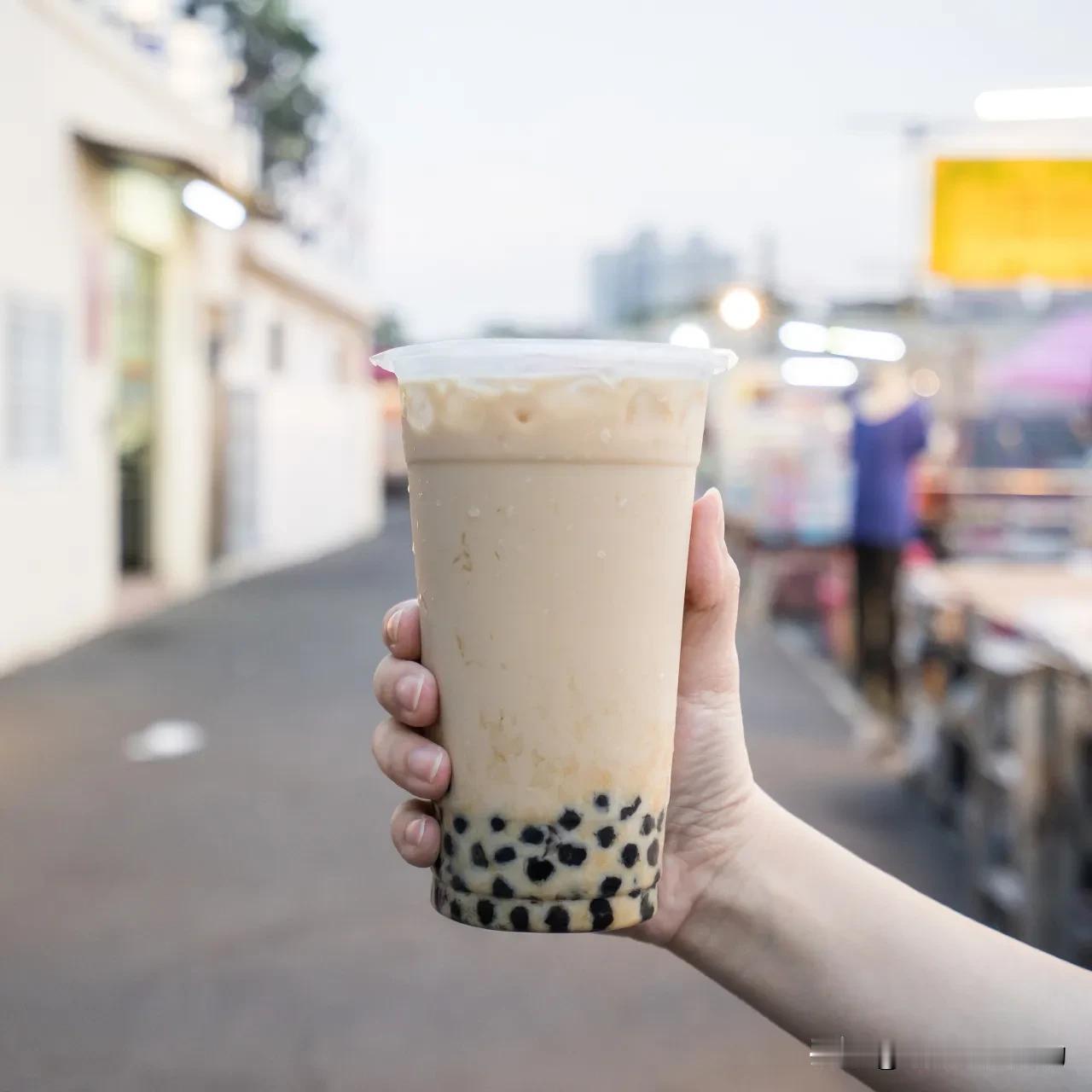 说白了，秋天的第一杯奶茶能火成这样，就是因为它踩中了现代人的几个“情绪点”。  