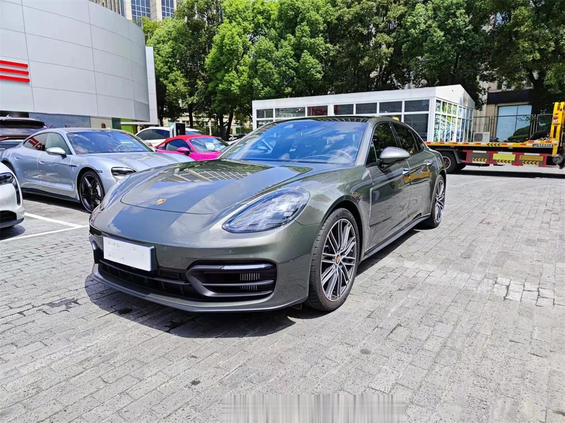 保时捷 Panamera 行政加长版[酷]今年2月上牌，2600公里的准新车全车