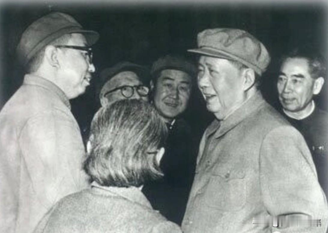 1968年10月1日国庆之夜，在天安门城楼上，毛泽东主席、周恩来总理与当时担任湖