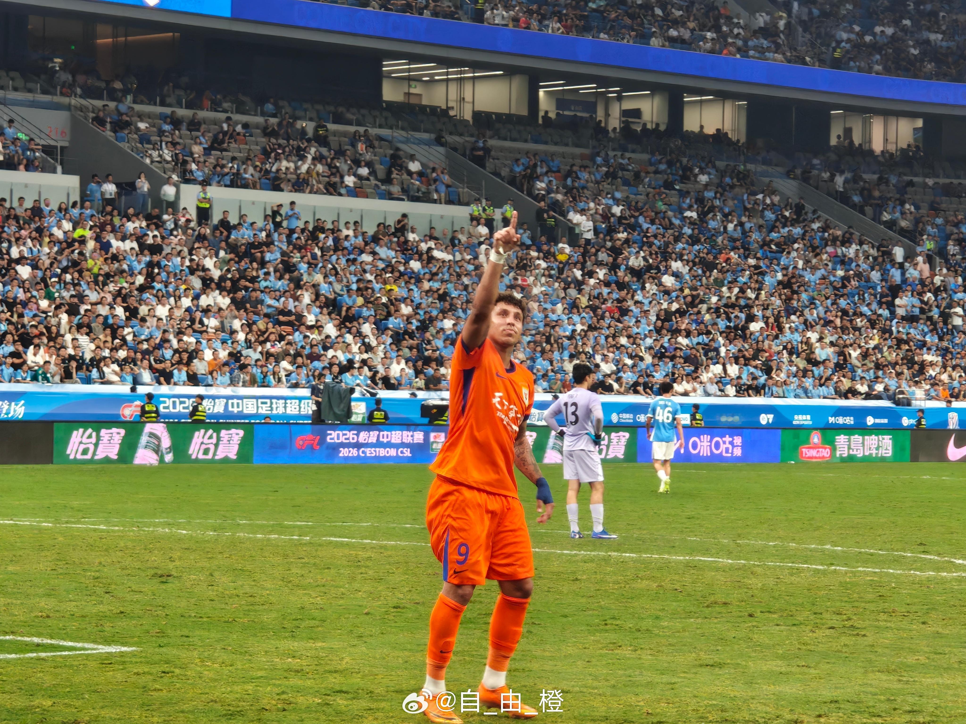 第45+1分钟，克雷桑进球！泰山队客场1-0深圳新鹏城。 