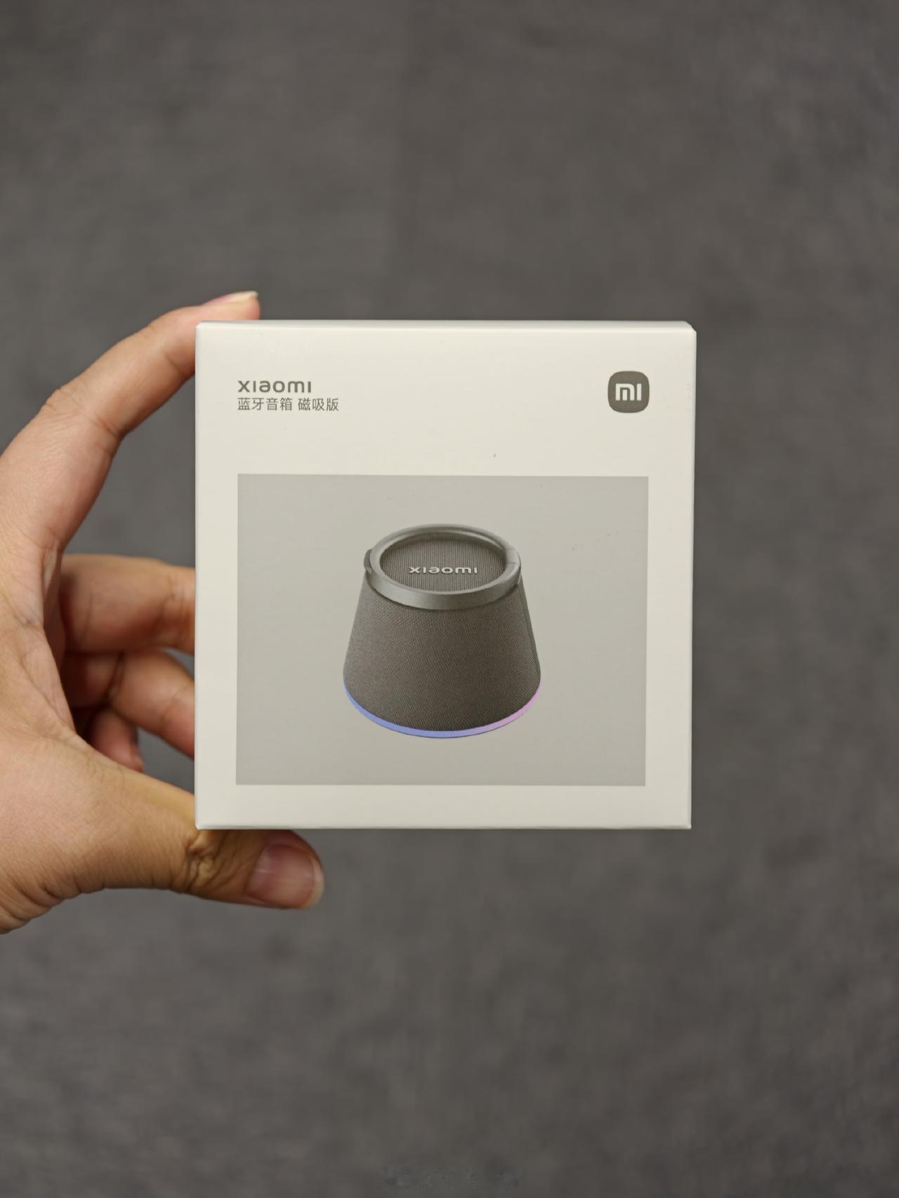 蓝牙音箱 磁吸版 的正确使用方式。

它不只是蓝牙音箱，还能充当手机支架。小巧的