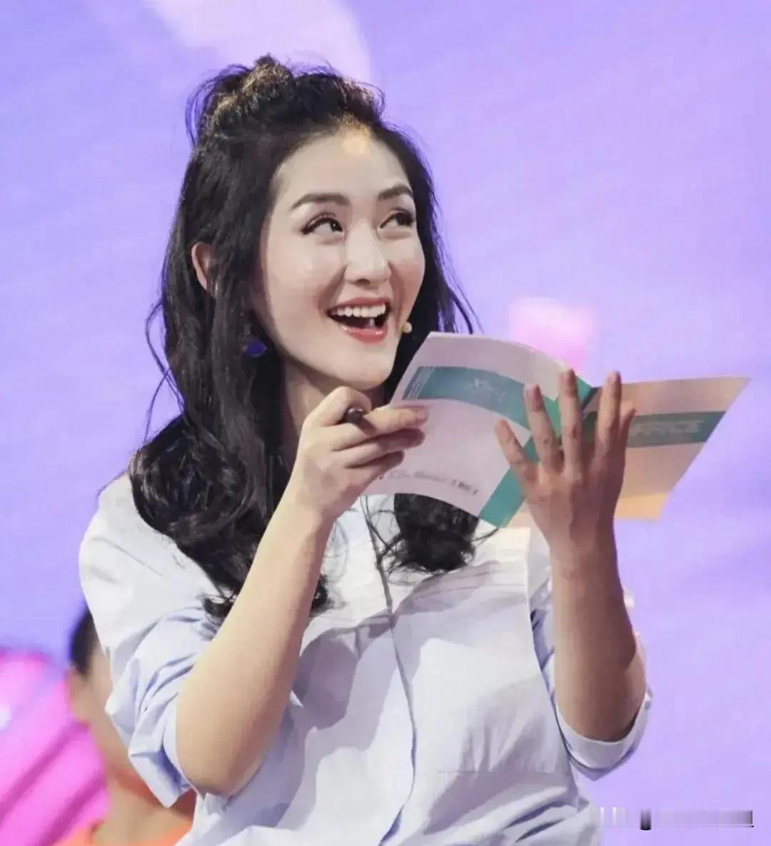 不要再质疑批文手续了。
谢娜借浪姐的直播舞台
宣布自己个人演唱会的全国演出
从圆