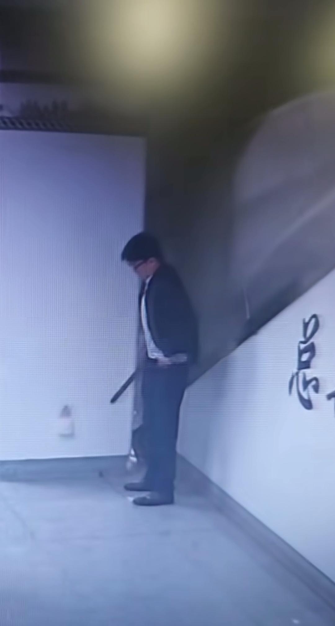 戴眼镜的未必是有文化的，有文化的未必是有素质的。看看这位行政夹克男，成熟，稳重，