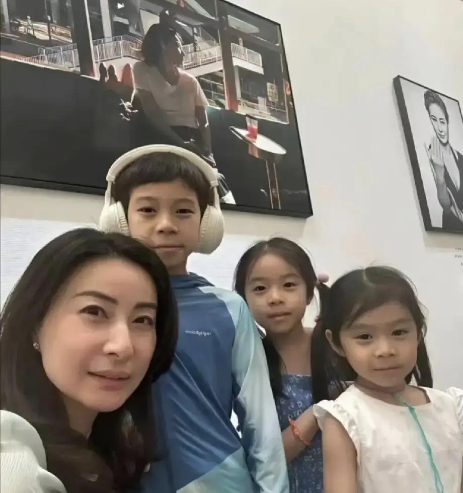 3岁娃拎菜篮坐地铁，郭晶晶一句话炸翻全网
 
地铁里，小男孩踮脚扶稳菜篮，郭晶晶