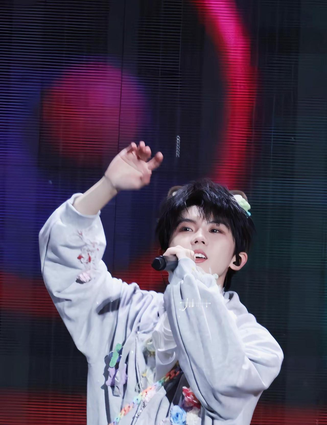 才分开8天，马芙们已经发明了新的时间算法。
不是日历撕掉8页，是看着直拍里他甩汗