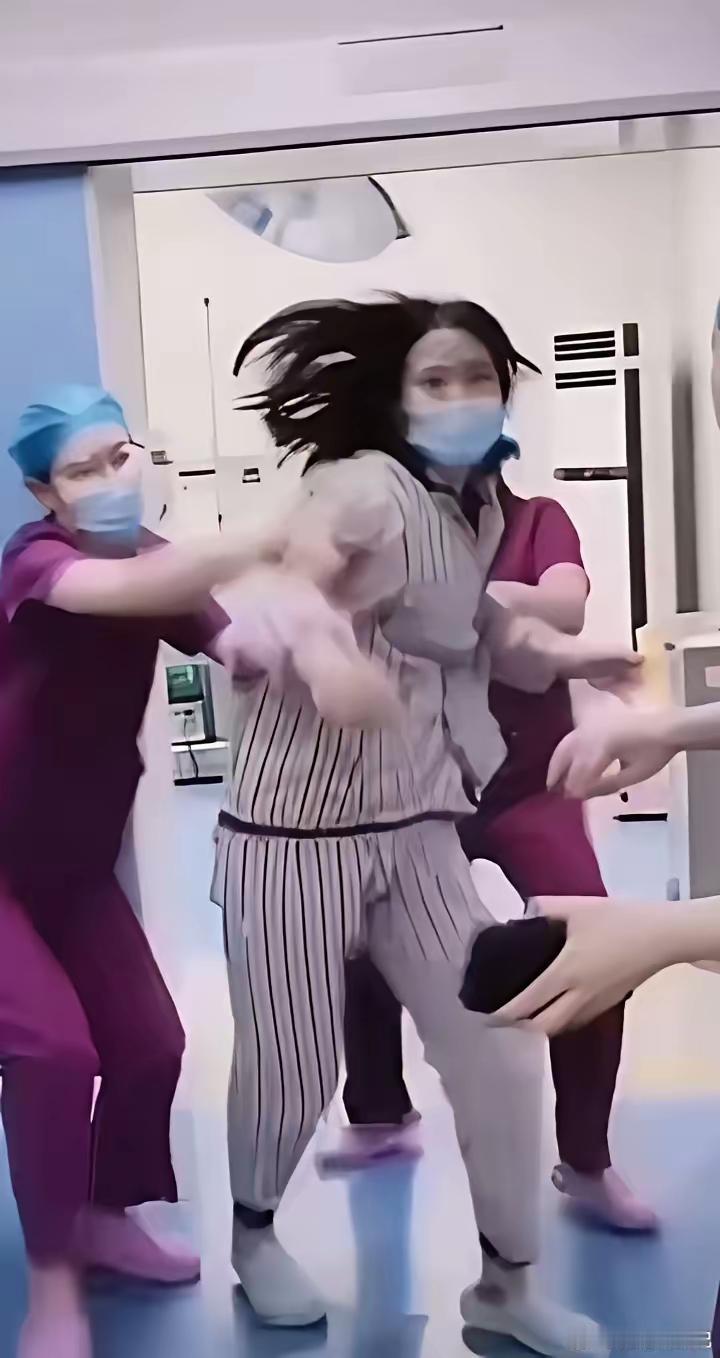 刚出产房就暴打丈夫致其住院！女子怒火冲天：说好的无痛呢？婆家为了省钱害我死扛十级