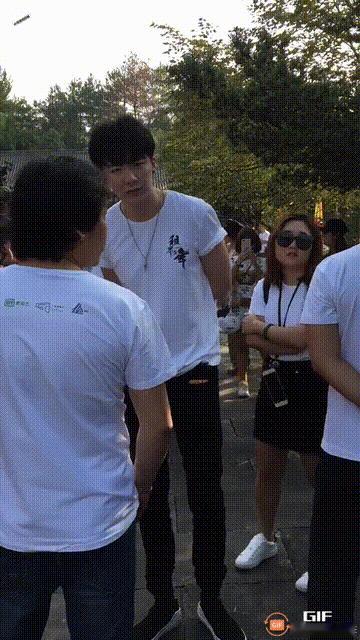 总是弯腰弓背的
老是站不直
在很多场合都是
这样，不知道是本来就站不直呢，还是其