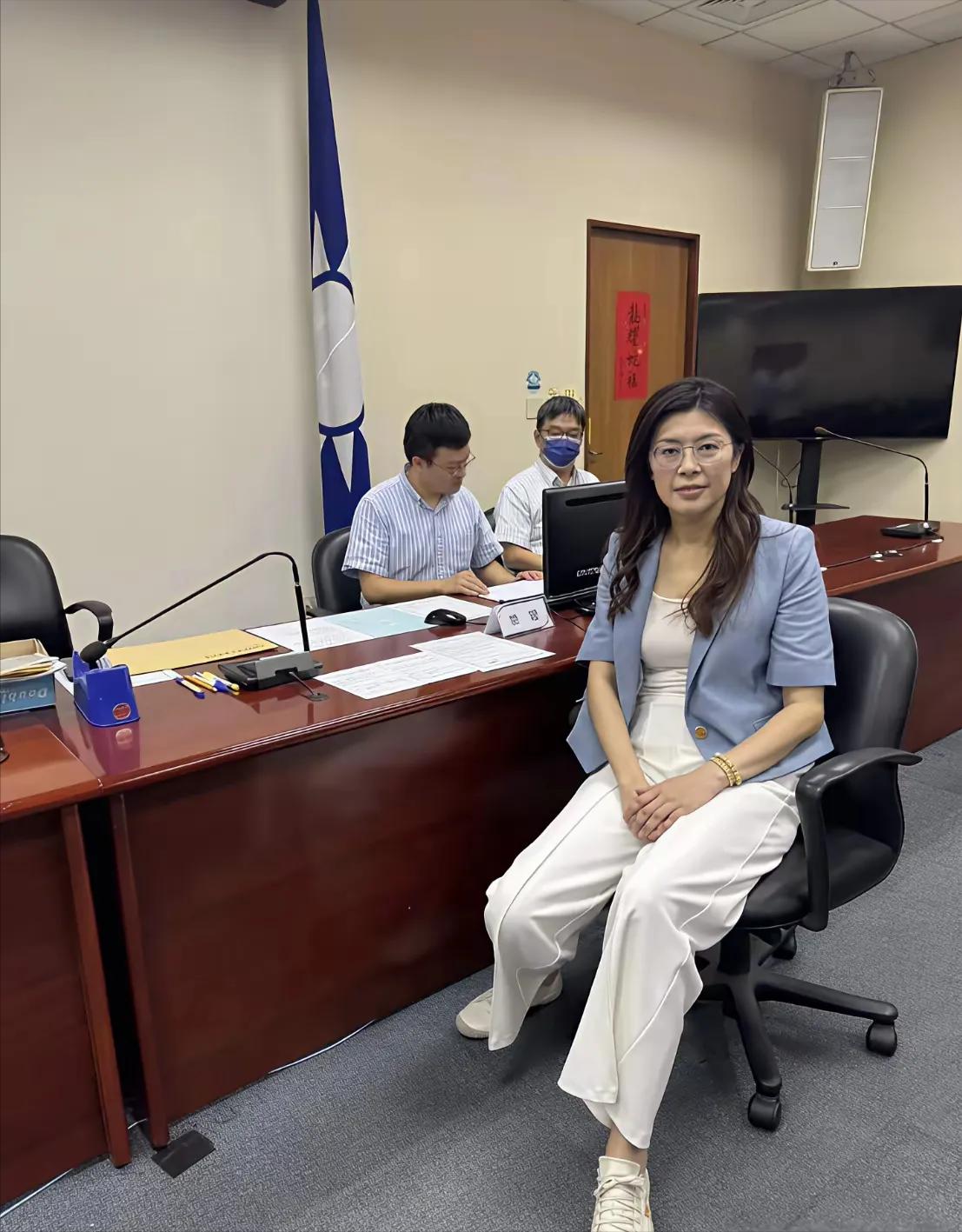 郑丽文说，两岸关系一旦正常，你就不需要这样子被美国勒索。也不用一天到晚买这么多武