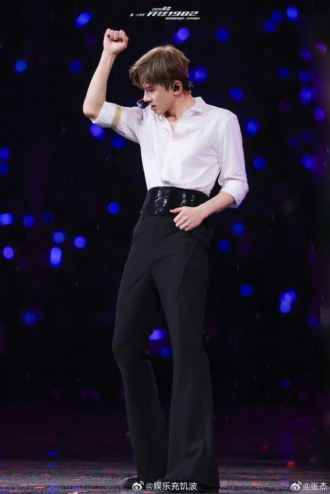 网友偶遇歌手导演在张杰演唱会 歌手导演洪啸现身张杰演唱会 偶遇洪啸看张杰演唱会，