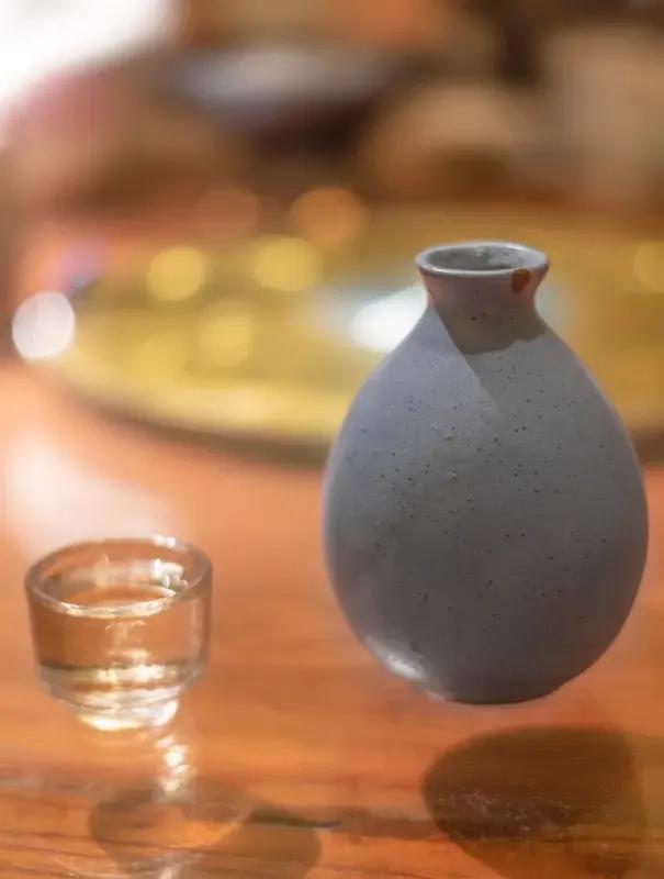 出上：茶煮春秋香满院，
对下：酒陪主客乐全家。